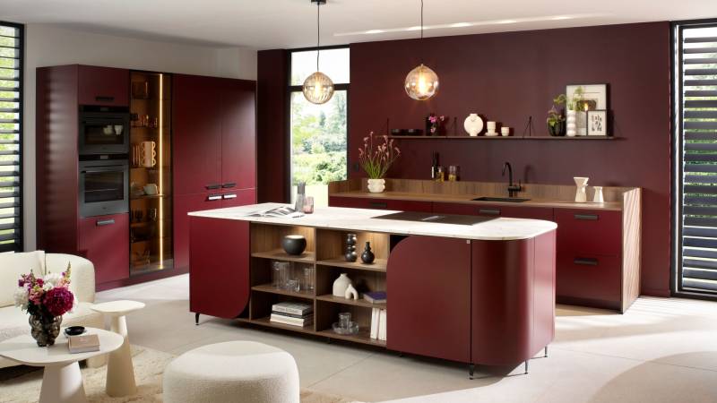 Cuisine équipée Schmidt bordeaux avec bords arrondis - 
