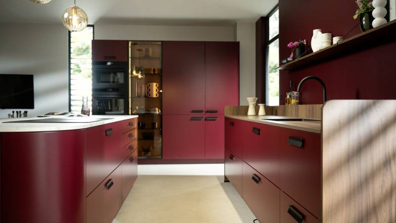 Cuisine équipée Schmidt bordeaux avec bords arrondis - 