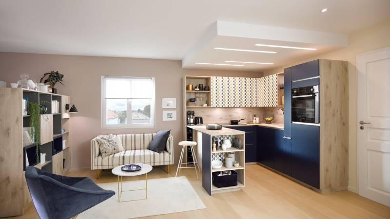 Petite cuisine ouverte bleue et blanche