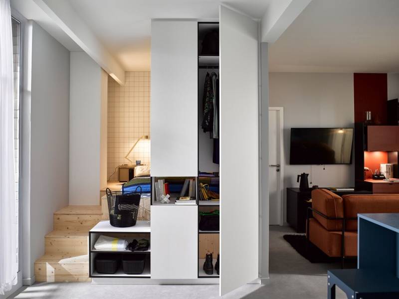 Séparation de pièce blanche sur mesure avec rangements intégrés pour un intérieur moderne et lumineux à Dammarie-les-Lys