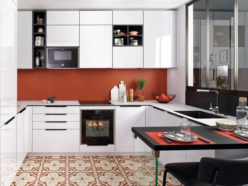 Cuisine en U compacte et moderne avec coin repas intégré, rangements astucieux et finitions blanc brillant noir mat