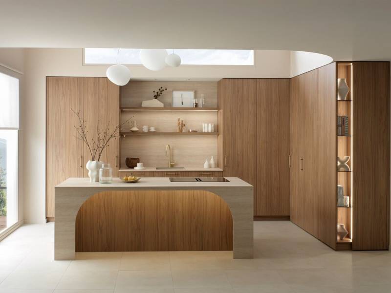 Cuisine en bois et imitation travertin avec îlot arrondi