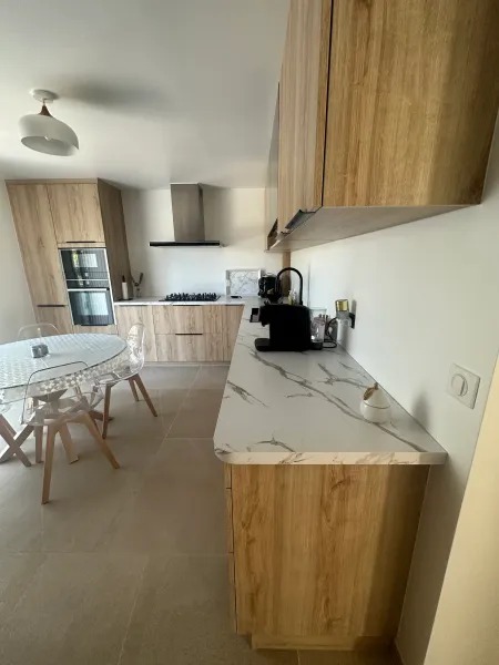 Réalisation sur-mesure et pose d'une cuisine en bois Vintage Oak avec plan de travail blanc imitation marbre à Fontainebleau